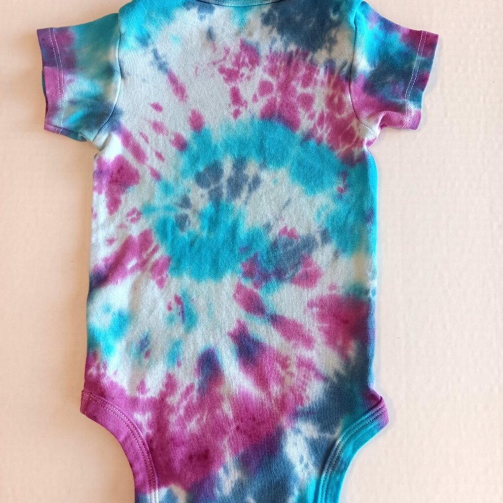 Tie Dye Baby Body Suit With 3 Snap Crotch Blue Pink Purple Swirls Size 12-18 MOS - Picture 13 of 16